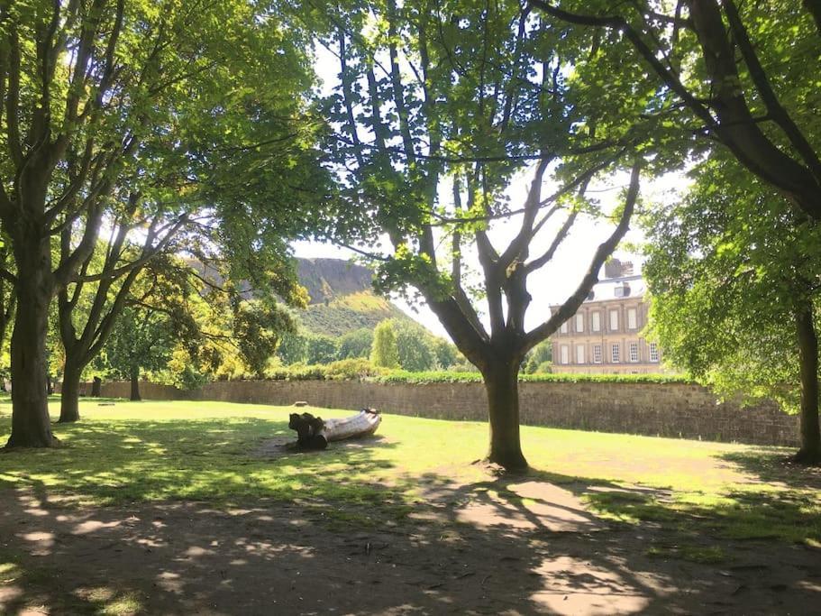 Holyrood Park: Lush & Arty 2 Double Bed Flat Appartement EDI Buitenkant foto