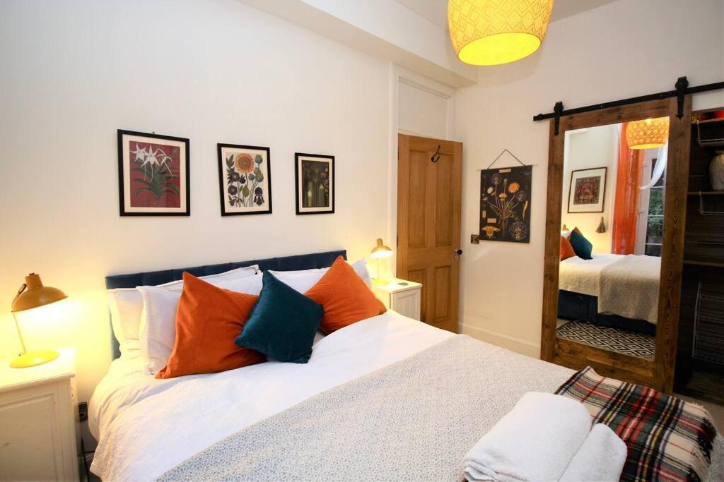 Holyrood Park: Lush & Arty 2 Double Bed Flat Appartement EDI Buitenkant foto