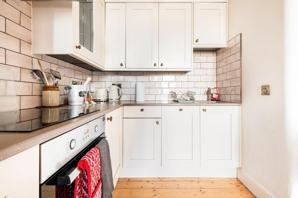 Holyrood Park: Lush & Arty 2 Double Bed Flat Appartement EDI Buitenkant foto