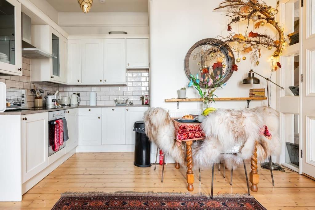 Holyrood Park: Lush & Arty 2 Double Bed Flat Appartement EDI Buitenkant foto